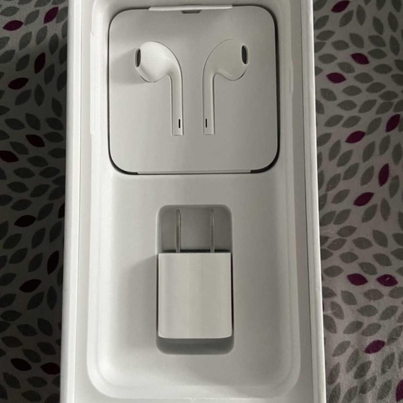 Gently Used IPhone 7 - Picture 3 of 5